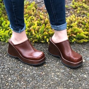 clogs 90s fashion